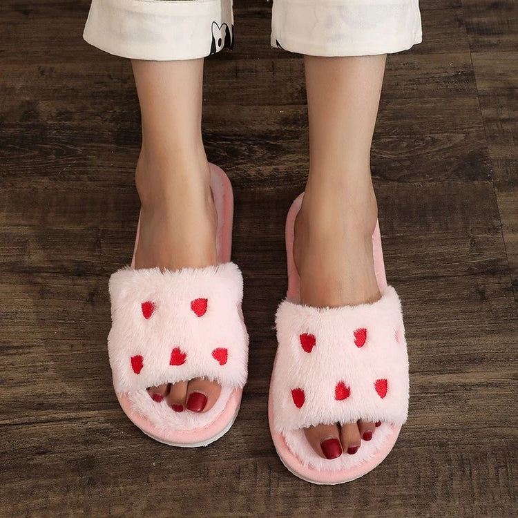 Adorables chaussons d’intérieur en peluche douce, ultra confortables, douillets, légers et silencieux, usage toutes saisons, disponibles en 3 motifs (blanc, léopard, rose à cœurs), semelle plate. Livraison offerte !
