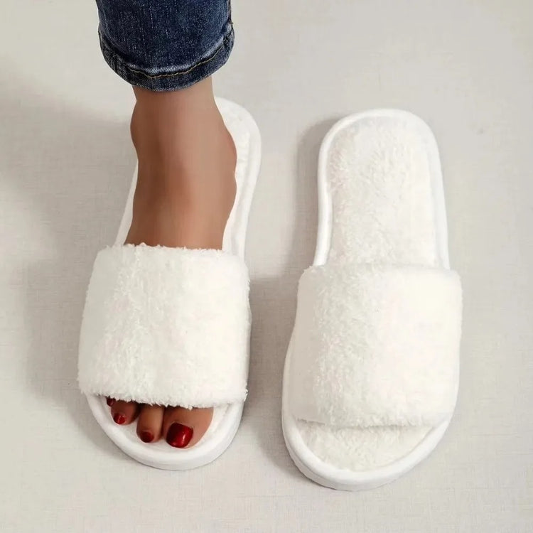 Adorables chaussons d’intérieur en peluche douce, ultra confortables, douillets, légers et silencieux, usage toutes saisons, disponibles en 3 motifs (blanc, léopard, rose à cœurs), semelle plate. Livraison offerte !
