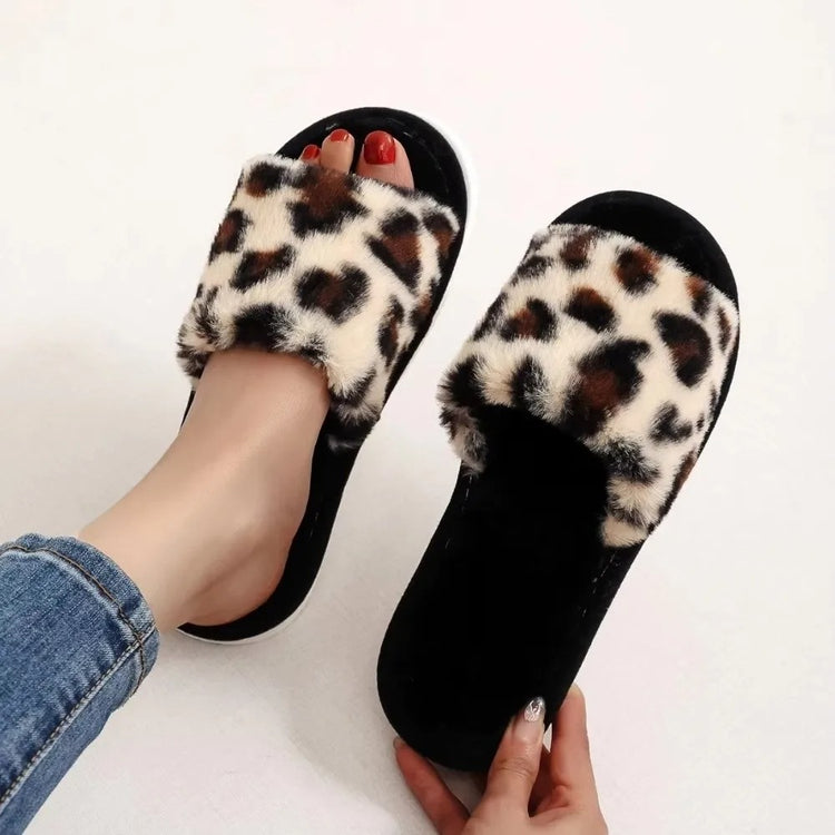 Adorables chaussons d’intérieur en peluche douce, ultra confortables, douillets, légers et silencieux, usage toutes saisons, disponibles en 3 motifs (blanc, léopard, rose à cœurs), semelle plate. Livraison offerte !