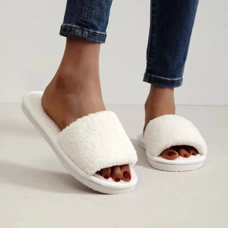 Adorables chaussons d’intérieur en peluche douce, ultra confortables, douillets, légers et silencieux, usage toutes saisons, disponibles en 3 motifs (blanc, léopard, rose à cœurs), semelle plate. Livraison offerte !