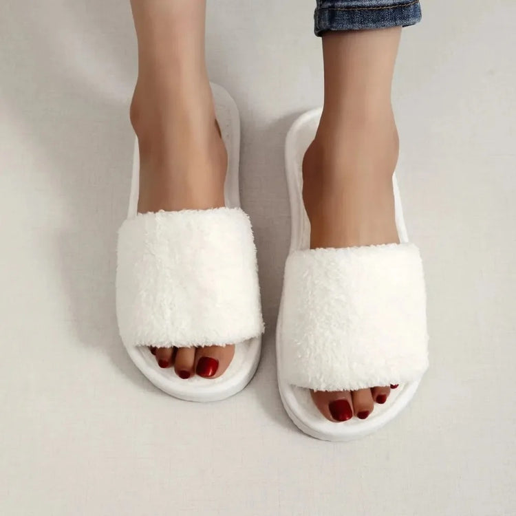 Adorables chaussons d’intérieur en peluche douce, ultra confortables, douillets, légers et silencieux, usage toutes saisons, disponibles en 3 motifs (blanc, léopard, rose à cœurs), semelle plate. Livraison offerte !