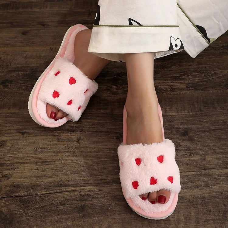 Adorables chaussons d’intérieur en peluche douce, ultra confortables, douillets, légers et silencieux, usage toutes saisons, disponibles en 3 motifs (blanc, léopard, rose à cœurs), semelle plate. Livraison offerte !