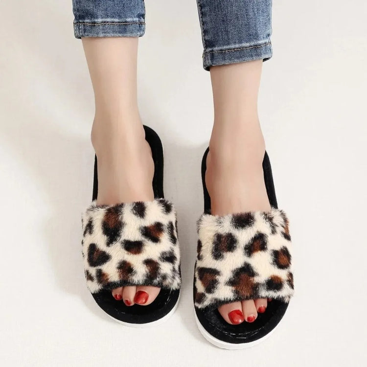 Adorables chaussons d’intérieur en peluche douce, ultra confortables, douillets, légers et silencieux, usage toutes saisons, disponibles en 3 motifs (blanc, léopard, rose à cœurs), semelle plate. Livraison offerte !