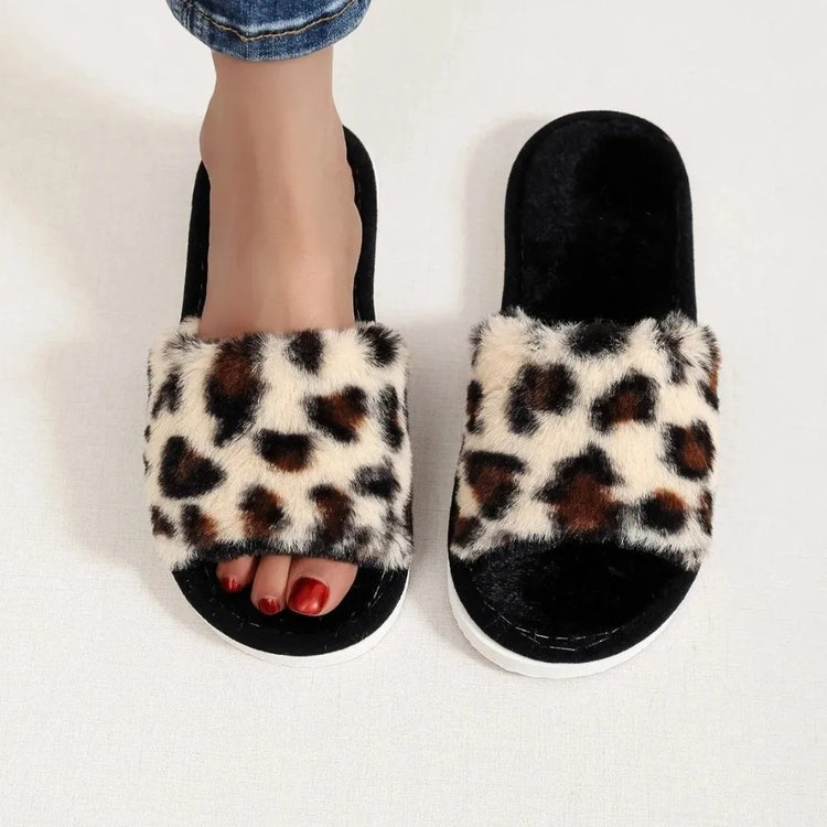 Adorables chaussons d’intérieur en peluche douce, ultra confortables, douillets, légers et silencieux, usage toutes saisons, disponibles en 3 motifs (blanc, léopard, rose à cœurs), semelle plate. Livraison offerte !