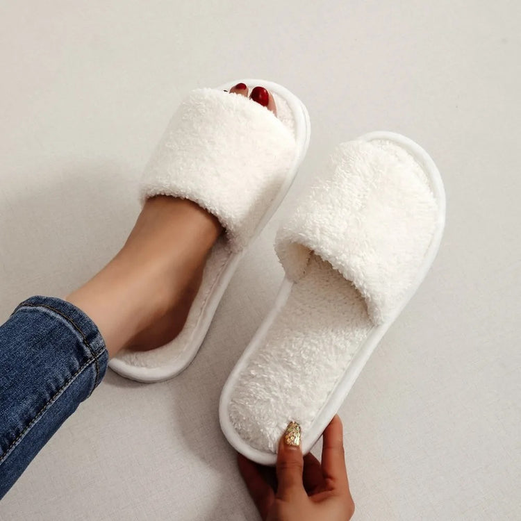 Adorables chaussons d’intérieur en peluche douce, ultra confortables, douillets, légers et silencieux, usage toutes saisons, disponibles en 3 motifs (blanc, léopard, rose à cœurs), semelle plate. Livraison offerte !