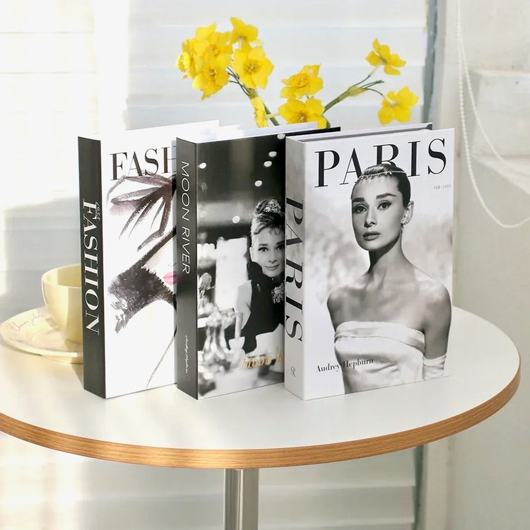 Faux livres décoratifs haut de gamme – Lot de 3 – Qualité premium, réalisme bluffant, utilisation polyvalente pour bibliothèque, étagère ou table basse – Apportez instantanément un look chic et chaleureux à votre intérieur. Livraison prioritaire offerte !