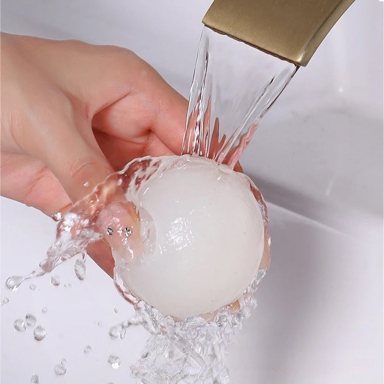 Fabuleuse boule à charpie réutilisable, l'accessoire anti-poils magique, élimine les poils d'animaux, cheveux, petits débris, poussière et plus. Produit coup de coeur. La livraison est offerte !