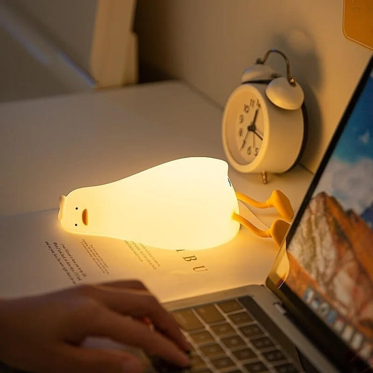 Amusante lampe veilleuse en forme de canard au repos, silicone souple, 3 intensités, veilleuse réconfortante, mignonne et humoristique, rechargeable via câble inclus. Pour les jeunes de cœur, de l'enfance à l'âge adulte. La livraison est incluse !