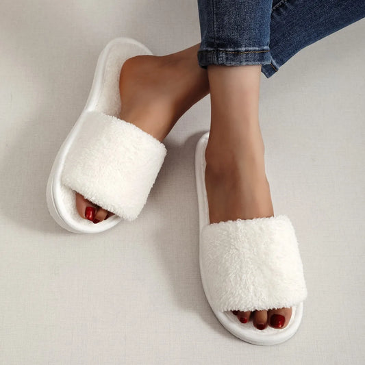 Adorables chaussons d’intérieur en peluche douce, ultra confortables, douillets, légers et silencieux, usage toutes saisons, disponibles en 3 motifs (blanc, léopard, rose à cœurs), semelle plate. Livraison offerte !