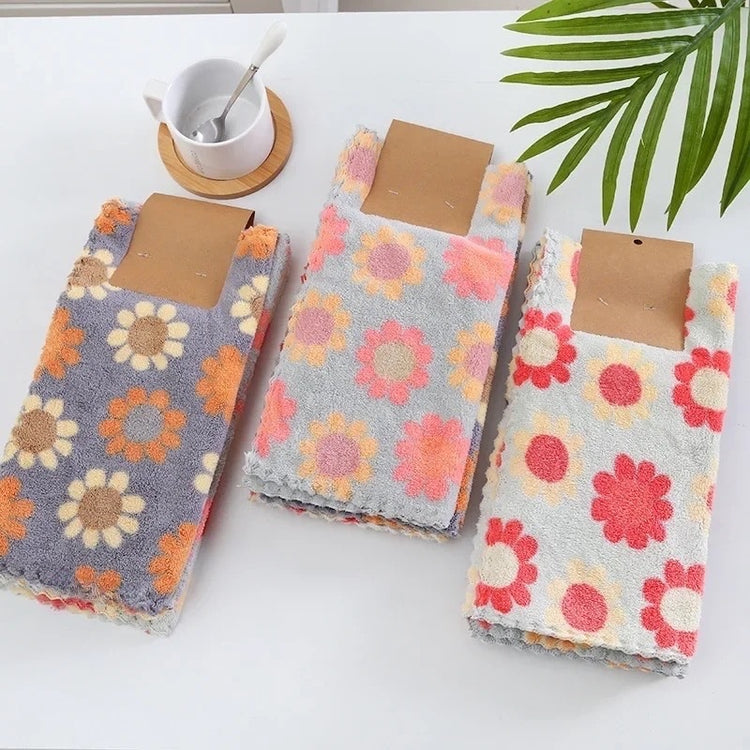 Lot de 4 magnifiques chiffons en microfibre ultra-denses et épais, agréable motif de tournesols colorés, pour nettoyer et essuyer vos surfaces avec le sourire ! 30X30cm. Produit Premium et coup de coeur. La livraison est offerte !