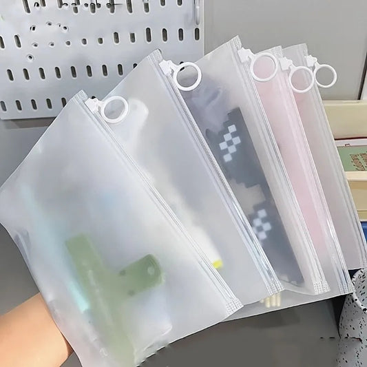 Sacs de rangement transparents avec anneau de traction 23×14 cm, multifonctionnels et étanches, pochettes zippées pour bijoux, cosmétiques, câbles, papeterie et petits articles, réutilisables et portables. Livraison offerte !
